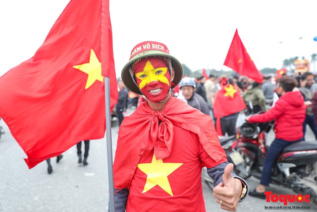 Muôn vàn trang phục độc, lạ của CĐV đến cổ vũ cho ĐT Việt Nam trong trận chung kết lượt về - Ảnh 8.