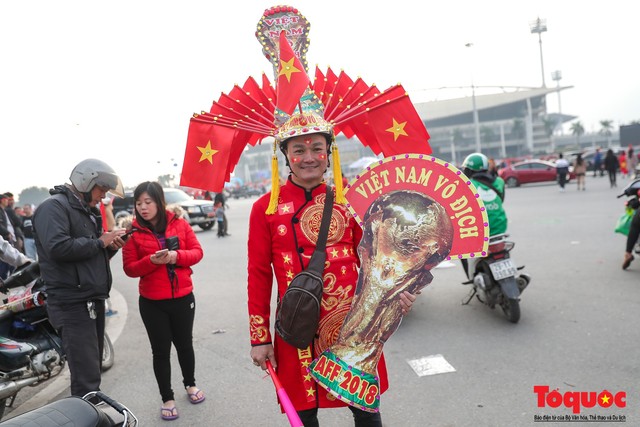 Muôn vàn trang phục độc, lạ của CĐV đến cổ vũ cho ĐT Việt Nam trong trận chung kết lượt về - Ảnh 12.