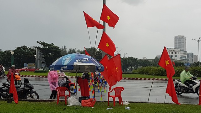 Dù trời mưa lạnh, người hâm mộ phố biển Đà Nẵng vẫn “hâm nóng” không khí cổ vũ đội tuyển Việt Nam - Ảnh 6.