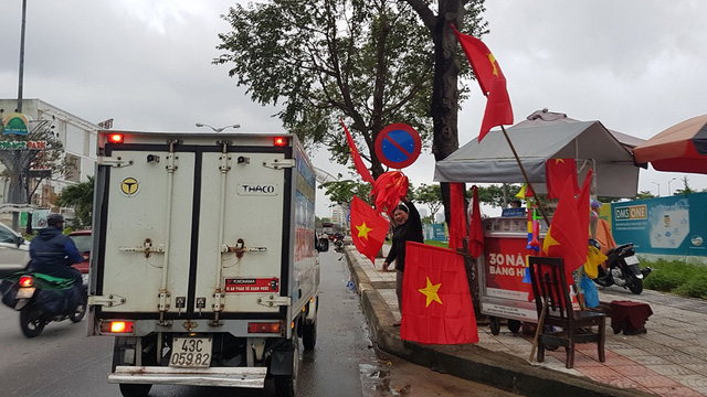 Dù trời mưa lạnh, người hâm mộ phố biển Đà Nẵng vẫn “hâm nóng” không khí cổ vũ đội tuyển Việt Nam - Ảnh 2.