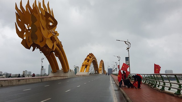 Dù trời mưa lạnh, người hâm mộ phố biển Đà Nẵng vẫn “hâm nóng” không khí cổ vũ đội tuyển Việt Nam - Ảnh 3.