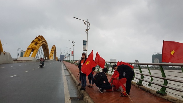 Dù trời mưa lạnh, người hâm mộ phố biển Đà Nẵng vẫn “hâm nóng” không khí cổ vũ đội tuyển Việt Nam - Ảnh 4.
