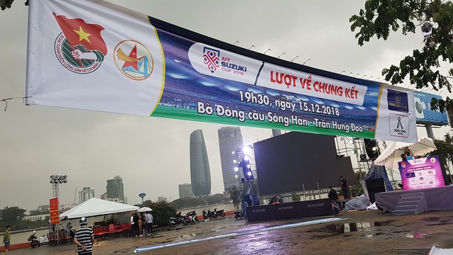 Dù trời mưa lạnh, người hâm mộ phố biển Đà Nẵng vẫn “hâm nóng” không khí cổ vũ đội tuyển Việt Nam - Ảnh 7.