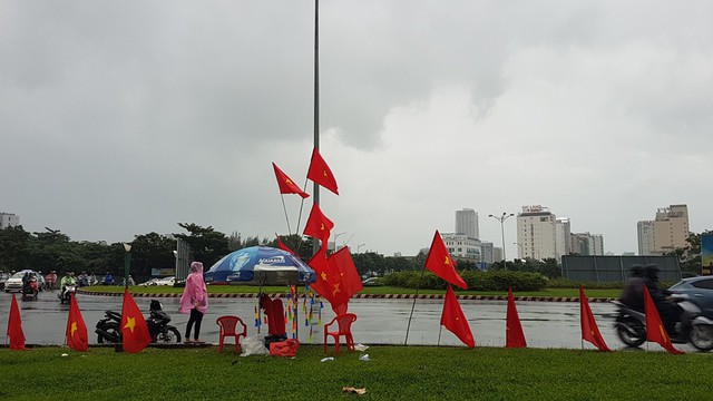 Dù trời mưa lạnh, người hâm mộ phố biển Đà Nẵng vẫn “hâm nóng” không khí cổ vũ đội tuyển Việt Nam - Ảnh 5.