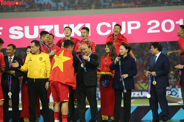 Hình ảnh khoảnh khắc nâng cúp vô địch sau 10 năm chờ đợi của Đội tuyển bóng đá Việt Nam - Ảnh 2.