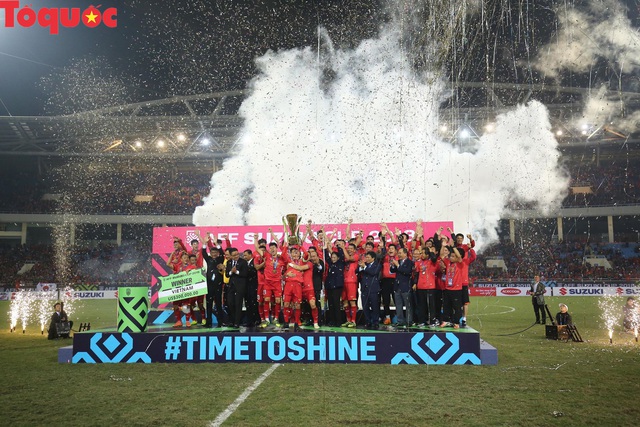Hình ảnh khoảnh khắc nâng cúp vô địch sau 10 năm chờ đợi của Đội tuyển bóng đá Việt Nam - Ảnh 3.
