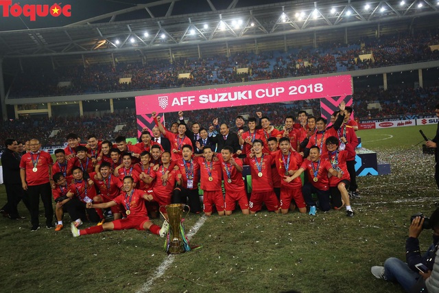 Hình ảnh khoảnh khắc nâng cúp vô địch sau 10 năm chờ đợi của Đội tuyển bóng đá Việt Nam - Ảnh 4.