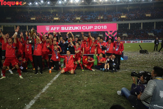 Hình ảnh khoảnh khắc nâng cúp vô địch sau 10 năm chờ đợi của Đội tuyển bóng đá Việt Nam - Ảnh 5.