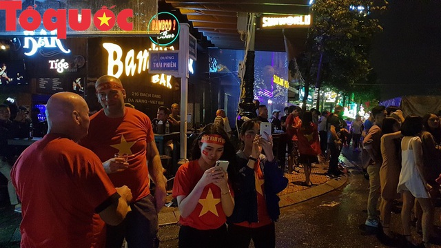 Hình ảnh người dân ở Đà Nẵng thâu đêm mừng đội tuyển Việt Nam vô địch AFF Cup 2018 - Ảnh 25.