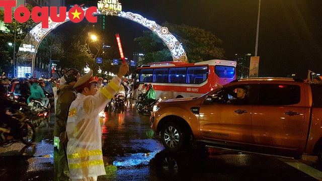 Hình ảnh người dân ở Đà Nẵng thâu đêm mừng đội tuyển Việt Nam vô địch AFF Cup 2018 - Ảnh 20.