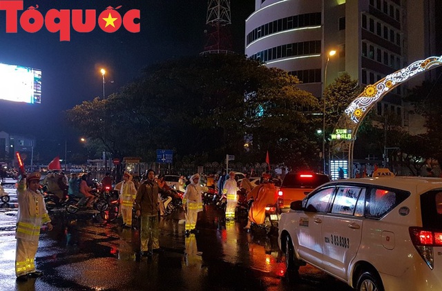 Hình ảnh người dân ở Đà Nẵng thâu đêm mừng đội tuyển Việt Nam vô địch AFF Cup 2018 - Ảnh 17.