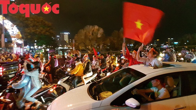 Hình ảnh người dân ở Đà Nẵng thâu đêm mừng đội tuyển Việt Nam vô địch AFF Cup 2018 - Ảnh 16.