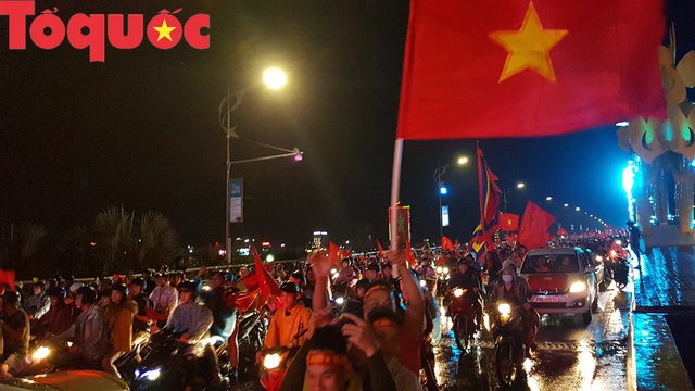 Hình ảnh người dân ở Đà Nẵng thâu đêm mừng đội tuyển Việt Nam vô địch AFF Cup 2018 - Ảnh 18.