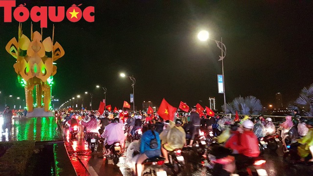 Hình ảnh người dân ở Đà Nẵng thâu đêm mừng đội tuyển Việt Nam vô địch AFF Cup 2018 - Ảnh 15.