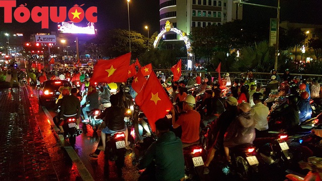 Hình ảnh người dân ở Đà Nẵng thâu đêm mừng đội tuyển Việt Nam vô địch AFF Cup 2018 - Ảnh 10.