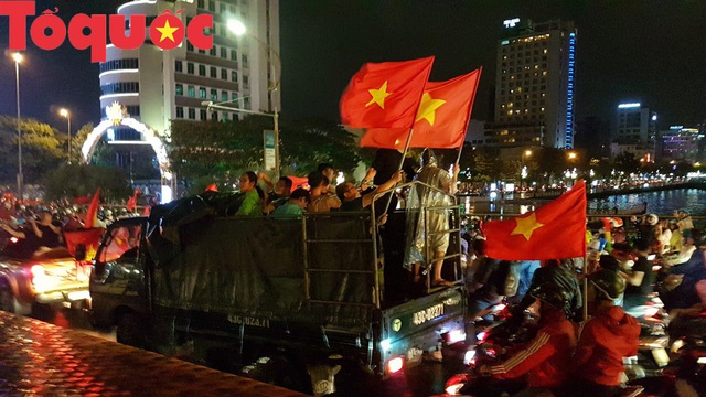 Hình ảnh người dân ở Đà Nẵng thâu đêm mừng đội tuyển Việt Nam vô địch AFF Cup 2018 - Ảnh 11.