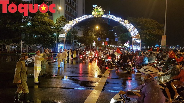 Hình ảnh người dân ở Đà Nẵng thâu đêm mừng đội tuyển Việt Nam vô địch AFF Cup 2018 - Ảnh 12.