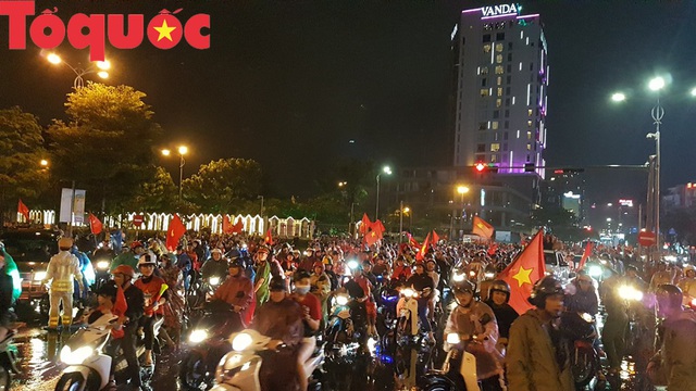 Hình ảnh người dân ở Đà Nẵng thâu đêm mừng đội tuyển Việt Nam vô địch AFF Cup 2018 - Ảnh 14.