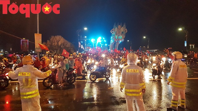 Hình ảnh người dân ở Đà Nẵng thâu đêm mừng đội tuyển Việt Nam vô địch AFF Cup 2018 - Ảnh 13.