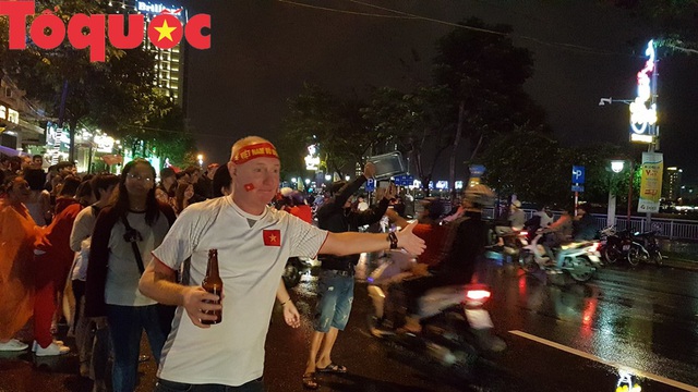 Hình ảnh người dân ở Đà Nẵng thâu đêm mừng đội tuyển Việt Nam vô địch AFF Cup 2018 - Ảnh 23.