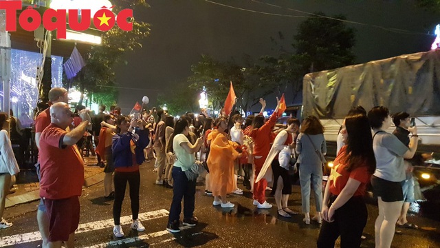 Hình ảnh người dân ở Đà Nẵng thâu đêm mừng đội tuyển Việt Nam vô địch AFF Cup 2018 - Ảnh 24.