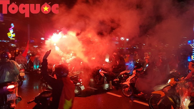 Hình ảnh người dân ở Đà Nẵng thâu đêm mừng đội tuyển Việt Nam vô địch AFF Cup 2018 - Ảnh 1.