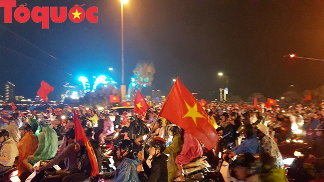 Hình ảnh người dân ở Đà Nẵng thâu đêm mừng đội tuyển Việt Nam vô địch AFF Cup 2018 - Ảnh 8.