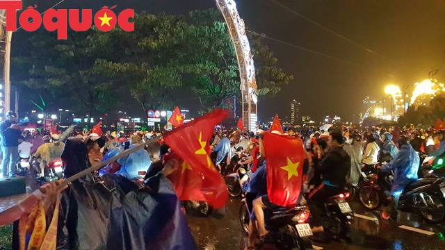 Hình ảnh người dân ở Đà Nẵng thâu đêm mừng đội tuyển Việt Nam vô địch AFF Cup 2018 - Ảnh 7.