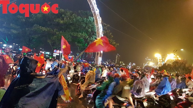 Hình ảnh người dân ở Đà Nẵng thâu đêm mừng đội tuyển Việt Nam vô địch AFF Cup 2018 - Ảnh 6.