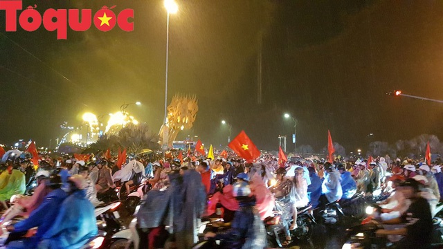 Hình ảnh người dân ở Đà Nẵng thâu đêm mừng đội tuyển Việt Nam vô địch AFF Cup 2018 - Ảnh 3.