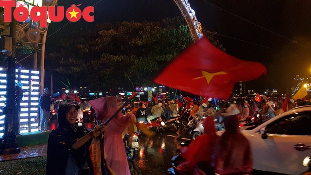 Hình ảnh người dân ở Đà Nẵng thâu đêm mừng đội tuyển Việt Nam vô địch AFF Cup 2018 - Ảnh 4.