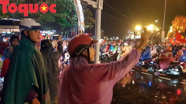 Hình ảnh người dân ở Đà Nẵng thâu đêm mừng đội tuyển Việt Nam vô địch AFF Cup 2018 - Ảnh 5.