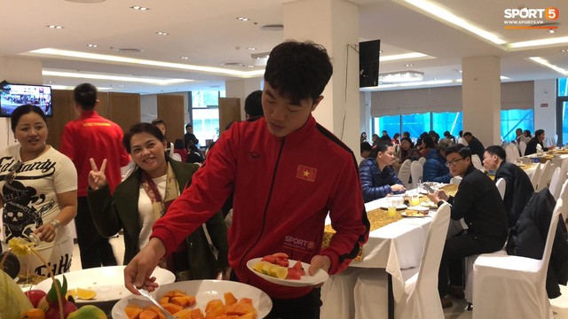 Bữa sáng giản dị của tuyển Việt Nam trước trận chung kết lịch sử - Ảnh 1.