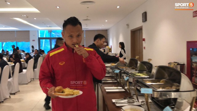 Bữa sáng giản dị của tuyển Việt Nam trước trận chung kết lịch sử - Ảnh 5.