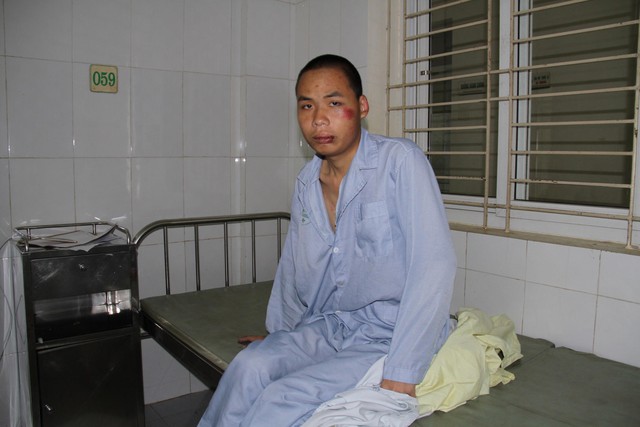 Xác minh vụ việc nam thanh niên lao vào tranh giành cháu bé với một người phụ nữ tại Lào Cai - Ảnh 2.