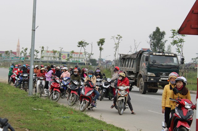 Hàng trăm công nhân nghỉ làm vì chậm trả lương - Ảnh 2.