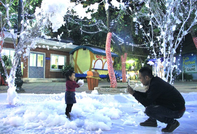 Nơi nào ở Hà Nội có những bông tuyết li ti rơi đẹp quên lối về dịp Noel và năm mới? - Ảnh 2.