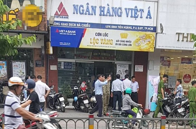 Vụ dùng súng cướp ngân hàng ở Sài Gòn: Nghi phạm đốt xe máy trước khi tẩu thoát - Ảnh 1.