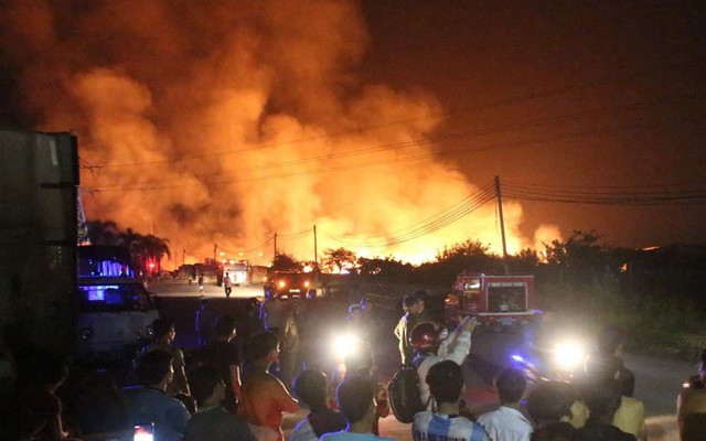 100 cảnh sát suốt đêm ứng cứu xưởng gỗ 1.000m2 bị biển lửa bao trùm - Ảnh 1.