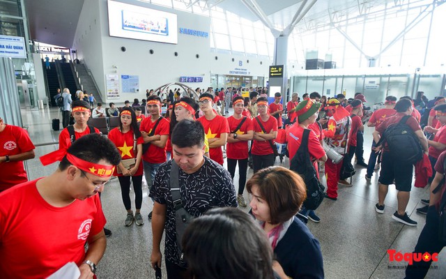 AFF 2018: Hàng trăm cổ động viên lên đường sang Philippines tiếp lửa cho tuyển Việt Nam - Ảnh 1.
