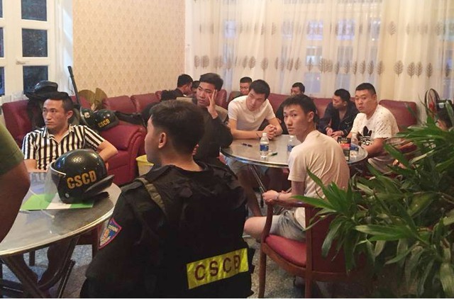 100 cảnh sát triệt phá nhóm người Trung Quốc làm thẻ ngân hàng giả, đánh bạc qua mạng - Ảnh 1.