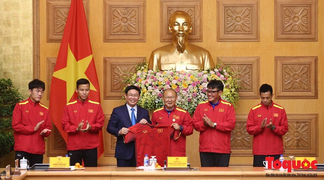 Thật bất ngờ món quà của Thủ tướng dành tặng Đội tuyển bóng đá Việt Nam, Bầu Hiển tặng 3 tỷ - Ảnh 6.
