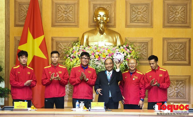 Thật bất ngờ món quà của Thủ tướng dành tặng Đội tuyển bóng đá Việt Nam, Bầu Hiển tặng 3 tỷ - Ảnh 4.