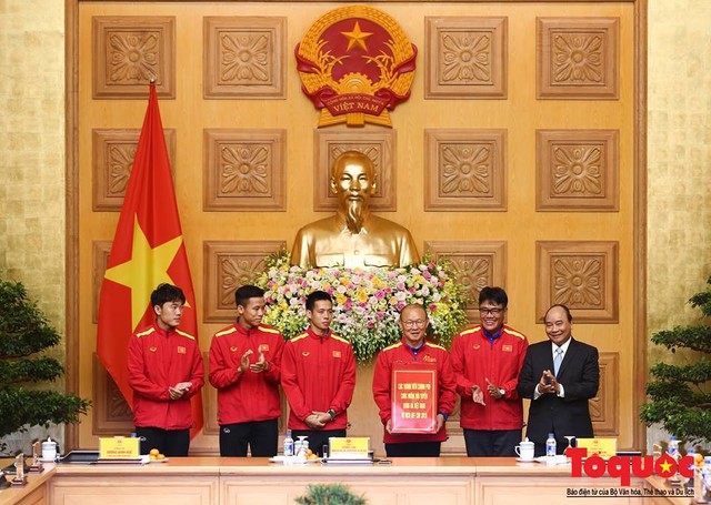 Thật bất ngờ món quà của Thủ tướng dành tặng Đội tuyển bóng đá Việt Nam, Bầu Hiển tặng 3 tỷ - Ảnh 1.