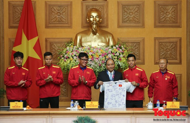 Thật bất ngờ món quà của Thủ tướng dành tặng Đội tuyển bóng đá Việt Nam, Bầu Hiển tặng 3 tỷ - Ảnh 5.