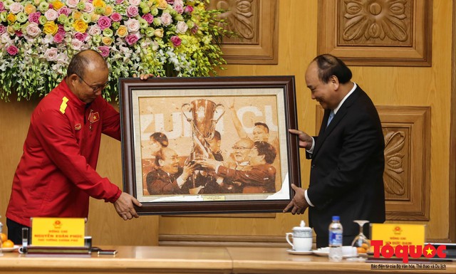 Thật bất ngờ món quà của Thủ tướng dành tặng Đội tuyển bóng đá Việt Nam, Bầu Hiển tặng 3 tỷ - Ảnh 2.