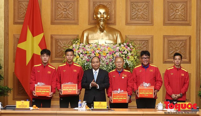 Thật bất ngờ món quà của Thủ tướng dành tặng Đội tuyển bóng đá Việt Nam, Bầu Hiển tặng 3 tỷ - Ảnh 3.