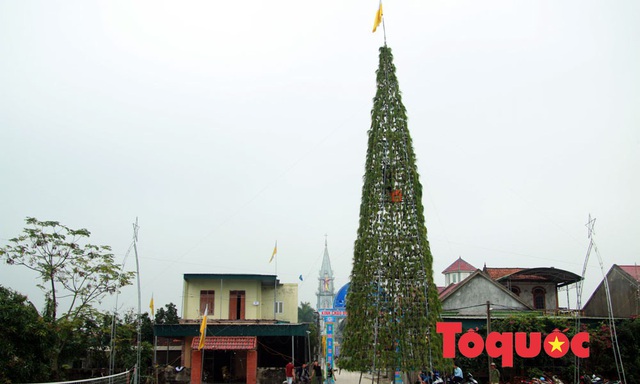 Nghệ An: Độc đáo cây thông Giáng sinh làm từ 8.000 giỏ hành tăm - Ảnh 1.