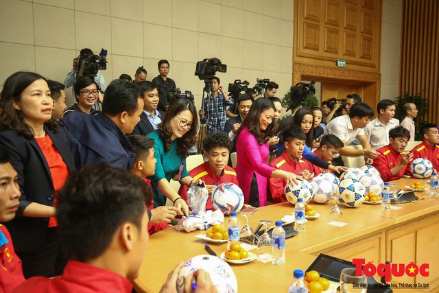 Thủ tướng Nguyễn Xuân Phúc: Đội tuyển Việt Nam là gam màu rất sáng đối với niềm tin của nhân dân trong phát triển thể thao của đất nước - Ảnh 25.