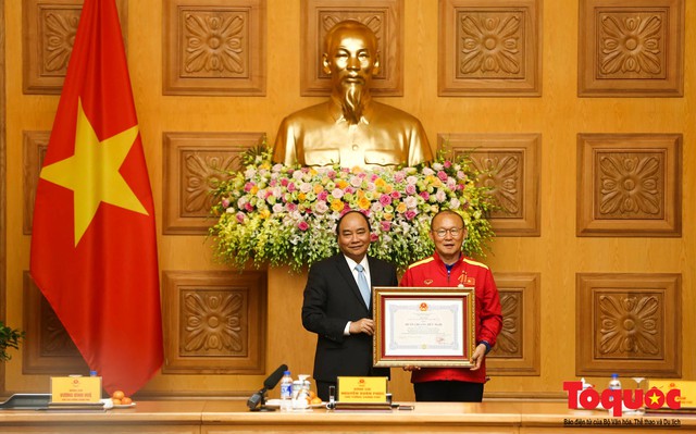 Thủ tướng Nguyễn Xuân Phúc: Đội tuyển Việt Nam là gam màu rất sáng đối với niềm tin của nhân dân trong phát triển thể thao của đất nước - Ảnh 8.
